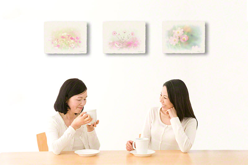 カフェの二人の女性とアートパネル