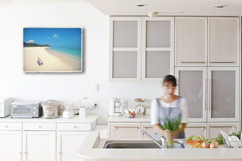 キッチンと女性 アートパネル どこまでも続く珊瑚礁の砂浜